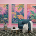 Une pièce moderne avec un papier peint tropical aux couleurs vives représentant une végétation luxuriante sur fond rose, créant une atmosphère joyeuse et accueillante.