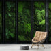 Un salon moderne avec un papier peint tropical représentant une luxuriance de feuillages verts, créant une atmosphère apaisante et naturelle.