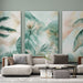 Un salon moderne avec un papier peint tropical aux teintes douces de vert et beige, illustrant de grandes feuilles exotiques pour une ambiance apaisante et naturelle.