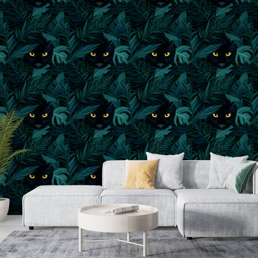 Un salon moderne avec un papier peint tropical représentant des feuilles luxuriantes et des têtes de chats noirs aux yeux dorés, créant une atmosphère mystérieuse et captivante.