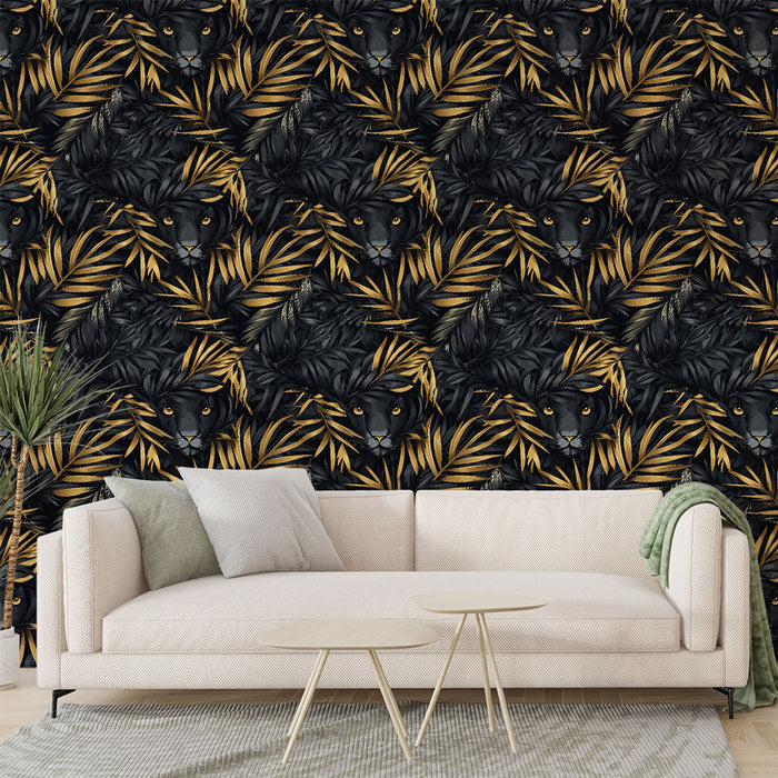 Un salon moderne avec un papier peint tropical noir et or représentant des panthères cachées parmi des feuillages luxuriants, créant une ambiance audacieuse et exotique.