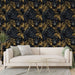Un salon moderne avec un papier peint tropical noir et or représentant des panthères cachées parmi des feuillages luxuriants, créant une ambiance audacieuse et exotique.