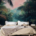 Une chambre apaisante avec un papier peint tropical représentant une jungle luxuriante aux teintes vertes et un ciel rose, créant une atmosphère sereine et immersive.