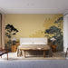 Une chambre contemporaine avec un papier peint représentant une forêt stylisée en dégradé de jaune et noir, créant une atmosphère apaisante et naturelle.