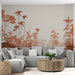 Un salon moderne avec un papier peint tropical aux teintes terracotta représentant des silhouettes de palmiers et de feuillages, créant une ambiance chaleureuse et apaisante.