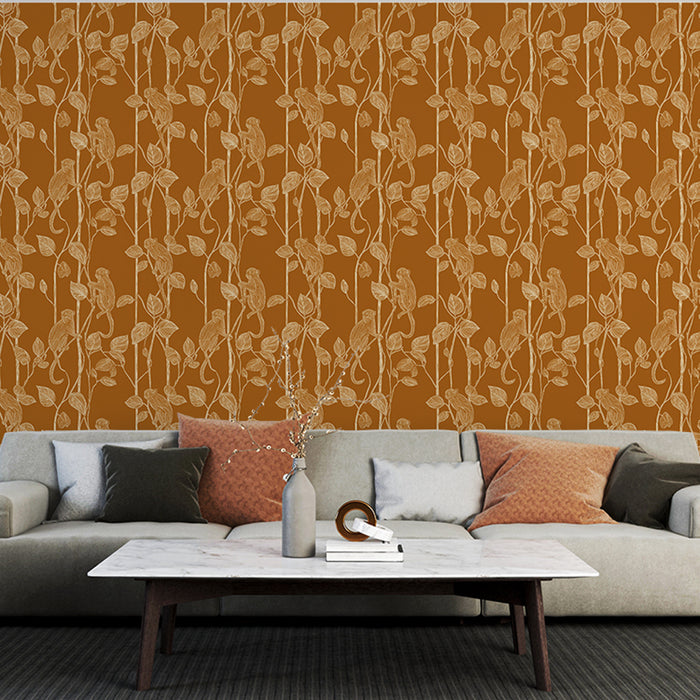 Un salon moderne avec un papier peint aux motifs floraux beige sur fond brun, créant une atmosphère chaleureuse et accueillante.