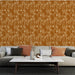 Un salon moderne avec un papier peint aux motifs floraux beige sur fond brun, créant une atmosphère chaleureuse et accueillante.