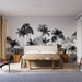 Une chambre moderne avec un papier peint représentant des palmiers en noir sur fond blanc, créant une atmosphère élégante et apaisante.