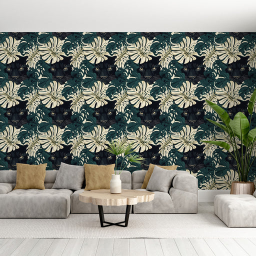 Un salon moderne avec un papier peint tropical aux motifs de feuilles vertes et de panthères sur fond sombre, créant une ambiance sauvage et élégante.