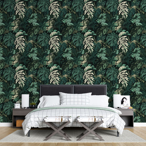 Une chambre moderne avec un papier peint tropical aux motifs luxuriants de feuilles vertes et blanches, créant une ambiance vivante et apaisante.