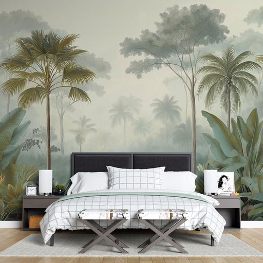 Une chambre apaisante avec un papier peint tropical représentant de grandes palmiers et une végétation luxuriante sur fond doux et brumeux.
