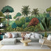 Un salon lumineux avec un papier peint mural illustrant une jungle tropicale, aux teintes vertes et touches de corail, créant une ambiance vivante et naturelle.