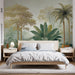 Une chambre apaisante avec un papier peint tropical représentant de grandes feuilles vertes et des arbres délicats sur fond doux, créant une atmosphère naturelle et relaxante.