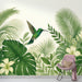 Une chambre moderne avec un papier peint tropical représentant un colibri vibrant entouré de feuillages luxuriants et de fleurs blanches, créant une ambiance fraîche et vivante.