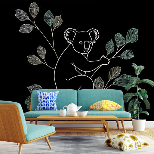 Un salon moderne avec un papier peint noir illustrant un koala en contour blanc entouré de feuilles délicates, créant une ambiance ludique et accueillante.