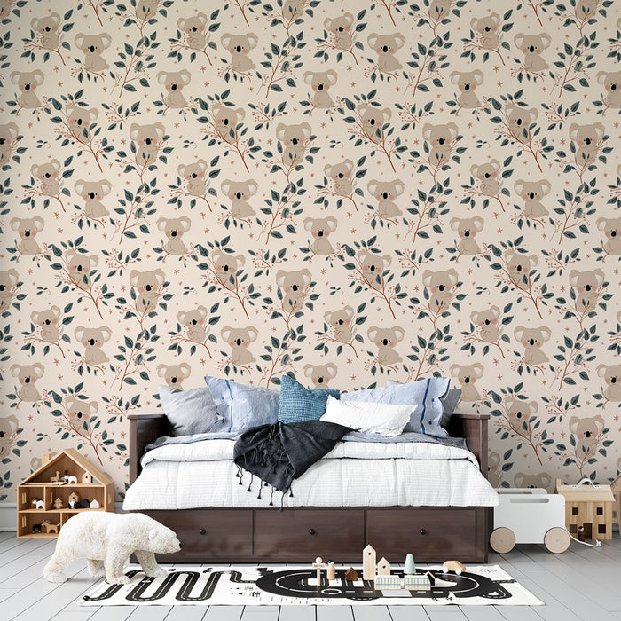 Une chambre enfantine avec un papier peint ludique illustrant des koalas sur fond beige, agrémenté de feuillages et de touches colorées, créant une atmosphère joyeuse et accueillante.