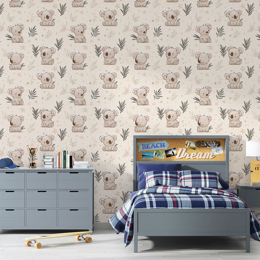 Une chambre enfantine avec un papier peint illustré de koalas doux et de feuillages sur un fond beige, créant une atmosphère ludique et chaleureuse.