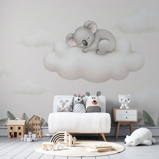 Une chambre d'enfant avec un papier peint illustrant un koala endormi sur un nuage, créant une ambiance douce et rêveuse.