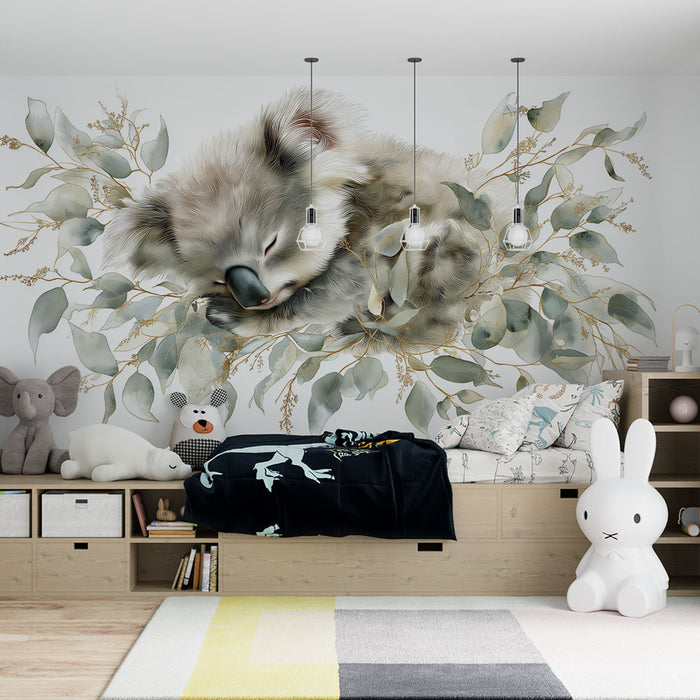 Une chambre d'enfant avec un papier peint illustrant un koala endormi entouré de feuillage délicat, créant une atmosphère douce et apaisante.