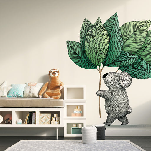 Une chambre d'enfant avec un papier peint illustratif représentant un koala tenant une branche de grandes feuilles vertes, créant une ambiance ludique et naturelle.