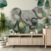 Une pièce moderne avec un papier peint illustrant un koala stylisé entouré de feuillages aux teintes vertes, créant une atmosphère naturelle et apaisante.