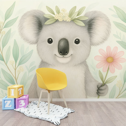 Une chambre d'enfant avec un papier peint illustrant un koala souriant tenant une fleur, entouré de feuillages doux, créant une ambiance joyeuse et accueillante.