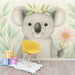 Une chambre d'enfant avec un papier peint illustrant un koala souriant tenant une fleur, entouré de feuillages doux, créant une ambiance joyeuse et accueillante.