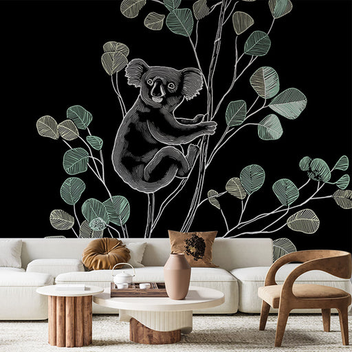 Un salon moderne avec un papier peint illustrant un koala stylisé sur fond noir, entouré de feuillages délicats dans des teintes vertes, créant une ambiance ludique et artistique.