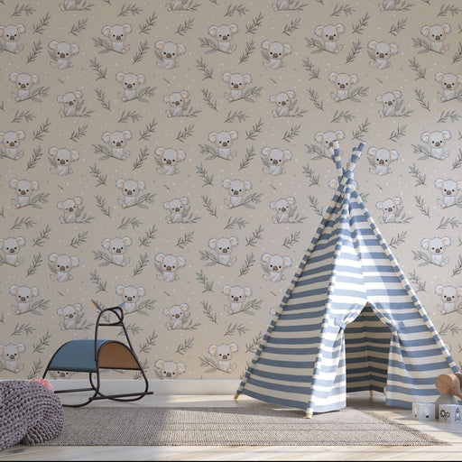 Une chambre d'enfant avec un papier peint illustré de koalas sur fond beige, créant une atmosphère douce et ludique, idéale pour un univers apaisant.