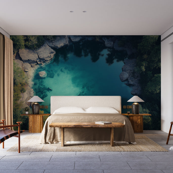 Une chambre moderne avec un papier peint représentant une vue aérienne d'un lac turquoise entouré de rochers et de végétation, créant une atmosphère apaisante et naturelle.
