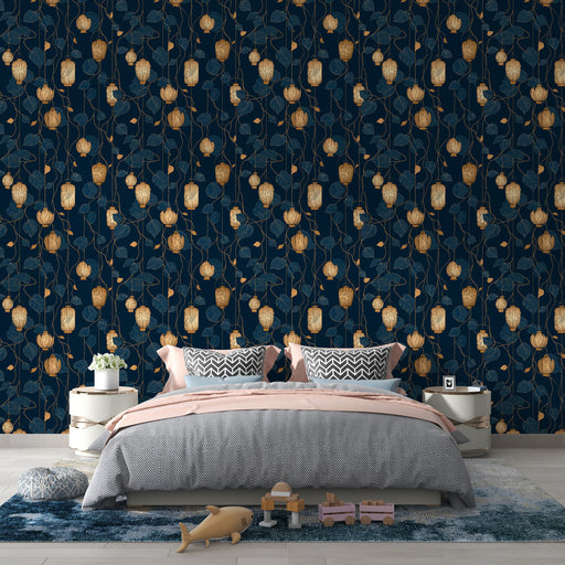 Une chambre moderne avec un papier peint floral bleu nuit orné de motifs dorés et de feuilles délicates, créant une atmosphère chaleureuse et élégante.