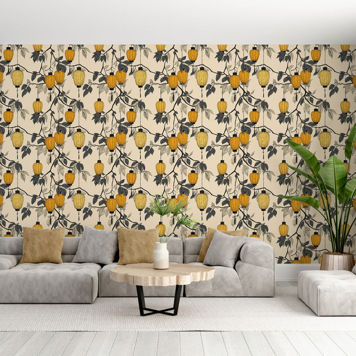 Un salon lumineux avec un papier peint floral aux motifs de branches noires et de fruits jaunes sur fond beige, créant une ambiance chaleureuse et accueillante.
