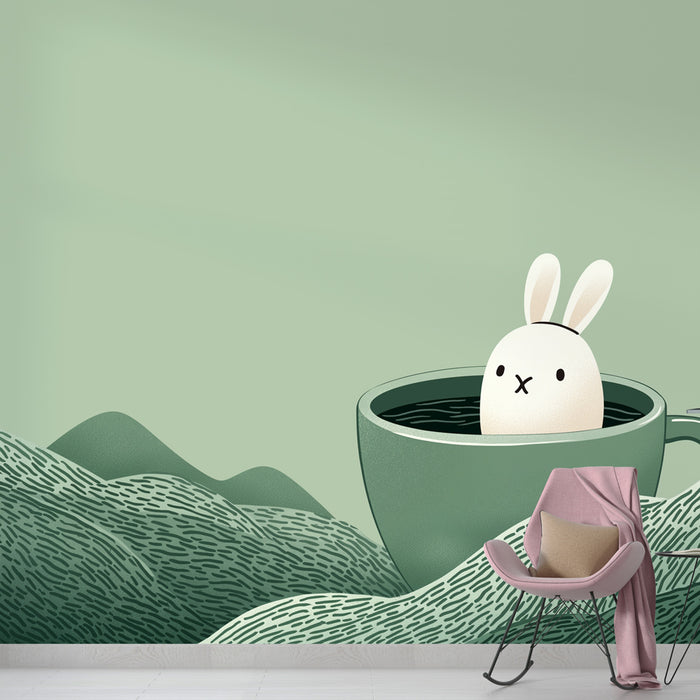 Une chambre ludique avec un papier peint illustratif représentant un lapin dans une tasse sur fond de collines stylisées vertes, créant une ambiance douce et imaginative.