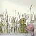 Une chambre accueillante avec un papier peint illustrant des lapins stylisés en noir et vert, entourés de longues herbes, créant une atmosphère douce et ludique.