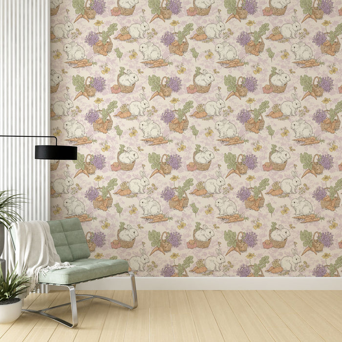 Une chambre accueillante avec un papier peint pastel illustrant des lapins dans des paniers, créant une atmosphère douce et enfantine.
