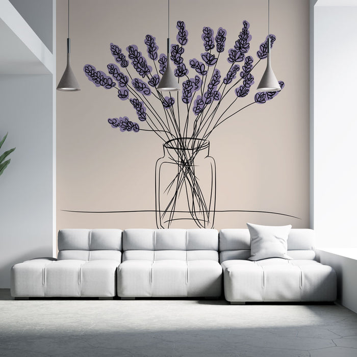 Un salon moderne avec un papier peint représentant un vase de lavande stylisé en noir et violet sur un fond beige, créant une ambiance douce et apaisante.