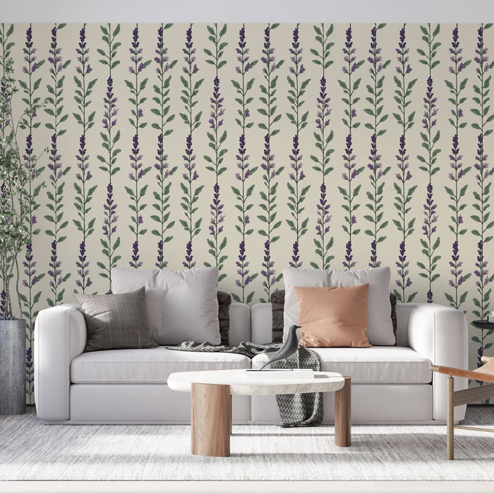 Un salon lumineux avec un papier peint floral représentant des tiges de lavande sur fond crème, créant une atmosphère apaisante et naturelle.