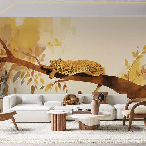 Une pièce de salon moderne avec un papier peint illustrant un léopard allongé sur une branche, dans des teintes chaudes de jaune et brun, créant une ambiance naturelle et apaisante.
