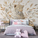 Une chambre douce et accueillante avec un papier peint illustrant un léopard endormi entouré de feuilles dans des teintes beige et taupe, créant une atmosphère apaisante et naturelle.