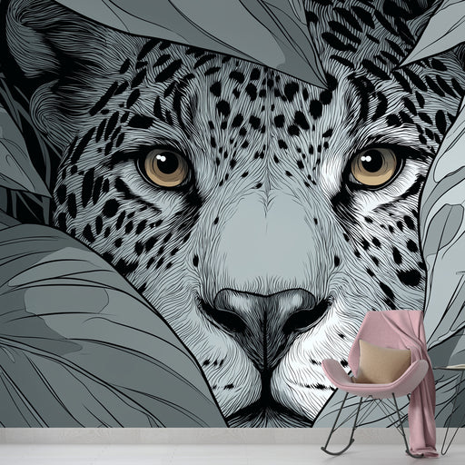 Une pièce moderne avec un papier peint représentant un léopard stylisé émergeant de feuillages, créant une ambiance audacieuse et captivante.