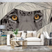 Un salon contemporain avec un papier peint artistique représentant un gros plan de visage de léopard aux yeux dorés, sur fond beige et motifs de feuilles.