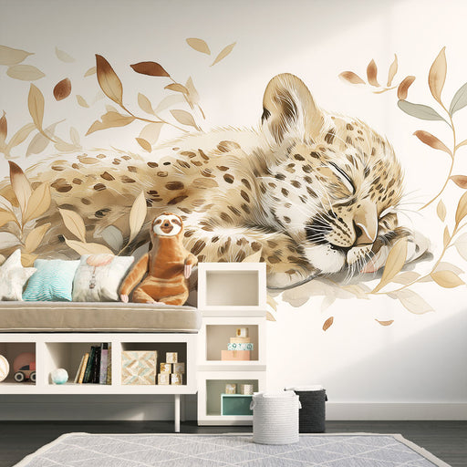 Une chambre d'enfant avec un papier peint illustrant un léopard endormi entouré de feuilles délicates dans des tons beige et doré, créant une atmosphère douce et apaisante.