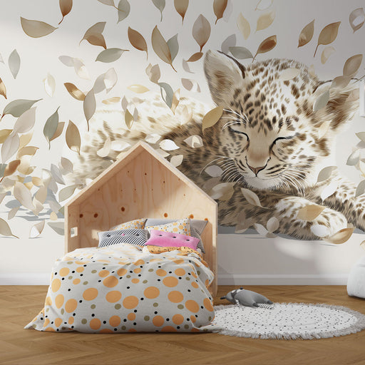 Une chambre enfantine avec un papier peint illustrant un léopard endormi entouré de feuilles délicates dans des teintes douces, créant une ambiance paisible et rêveuse.