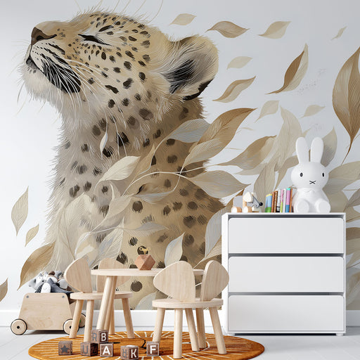 Une chambre d'enfant avec un papier peint illustrant un léopard majestueux entouré de feuilles dorées, créant une ambiance douce et imaginative.