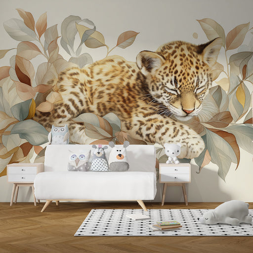 Une chambre enfantine avec un papier peint illustrant un léopard endormi entouré de feuillages doux, créant une atmosphère ludique et apaisante.