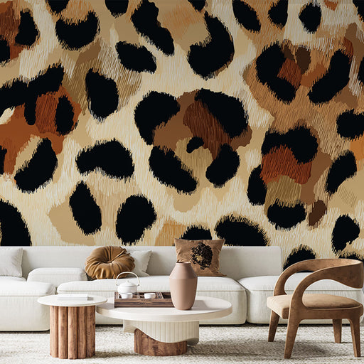 Un salon contemporain avec un papier peint léopard aux motifs audacieux en noir, beige et brun, créant une ambiance dynamique et chaleureuse.