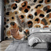 Une chambre moderne avec un papier peint à motifs léopard dans des teintes de beige, marron et noir, créant une ambiance audacieuse et chaleureuse.