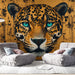 Papier peint léopard avec tête de léopard aux yeux turquoise sur fond doré pour salon moderne.