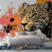 Papier peint artistique avec tête de léopard illustrée sur fond coloré pour chambre moderne.