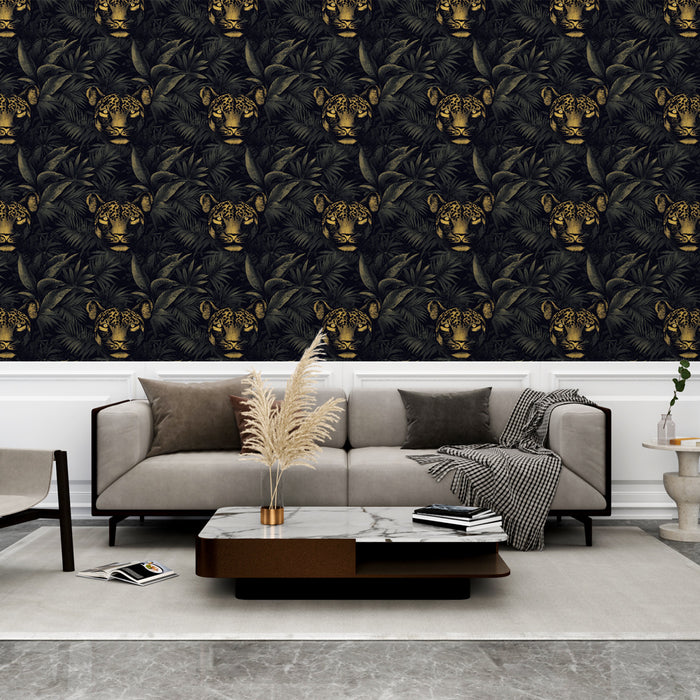 Un salon moderne avec un papier peint noir orné de têtes de léopards dorées et de feuillages luxuriants, créant une ambiance audacieuse et exotique.